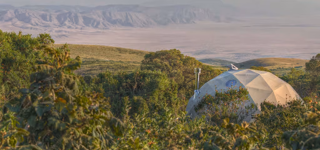 How do the dome-shaped suites at The Highlands maintain temperature control in the crater highlands?