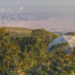How do the dome-shaped suites at The Highlands maintain temperature control in the crater highlands?
